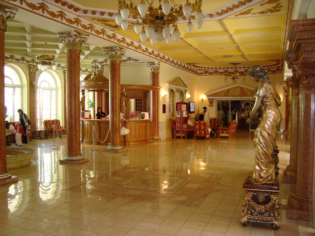 Центральный холл отеля Aphrodite**** на термальном курорте Афродита Раецке Теплице