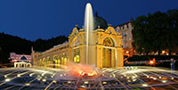 Свето-музыкальный Поющий фонтан и Колоннада в центре курорта Марианские Лазни