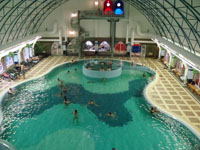 Основной внутренний бассейн термального аквапарка Termalpark Vel'ky Meder